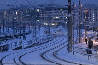 Kolaps dopravy a zavřené školy. Přívaly sněhu a námraza působí v Německu chaos - Novinky